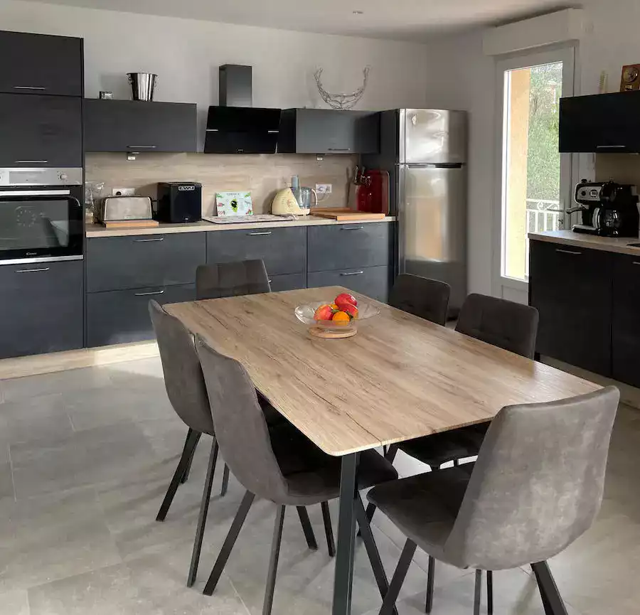 Maison spacieuse vue sur mer. Cuisine d'été et parking