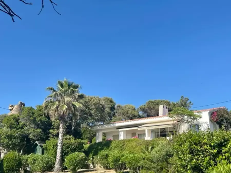 Villa contemporaine, Sud de la Corse,  8 personnes à Ancône.