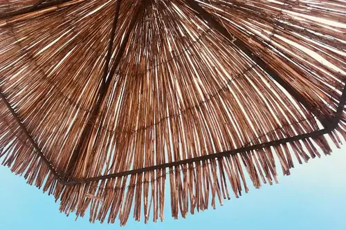 vue du ciel sous un parasol en vacances